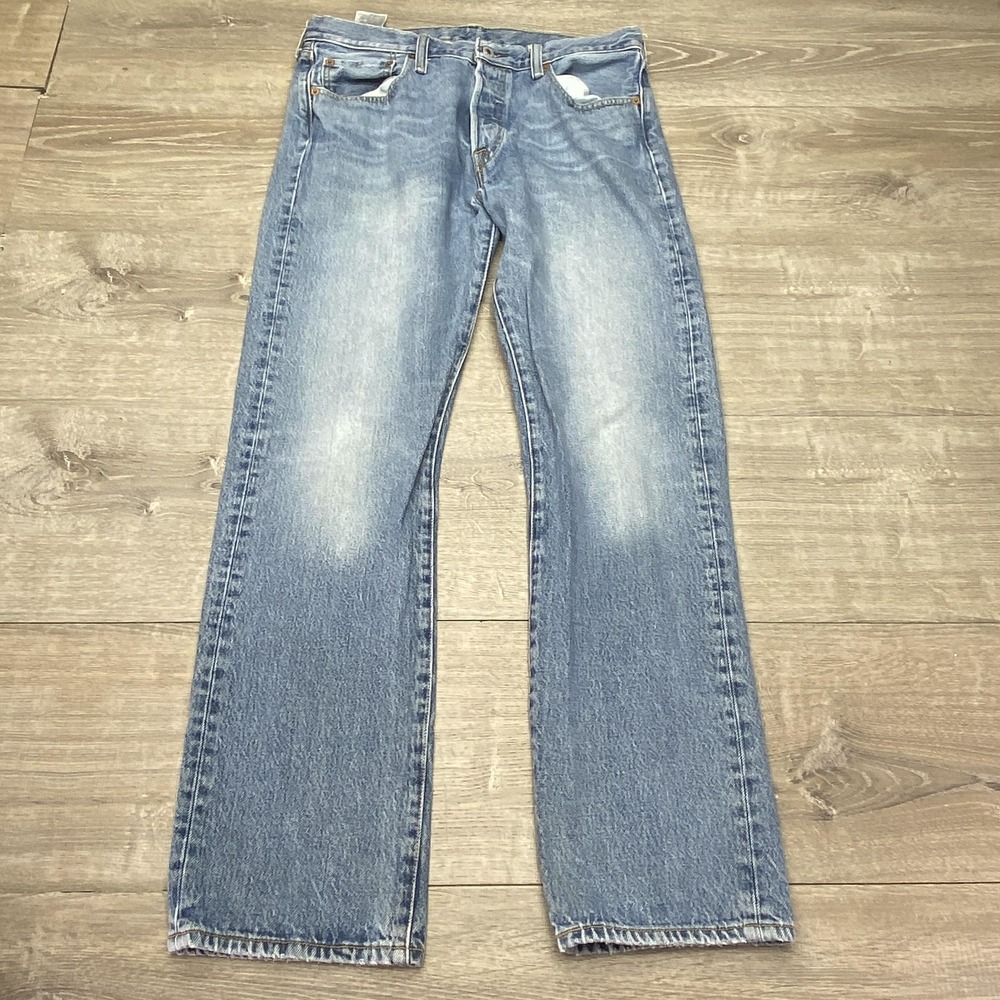Levis 501 Jeans Mens 33x32 Blue Light Wash Denim Button Fly Straight Leg Classic - Picture 1 of 13